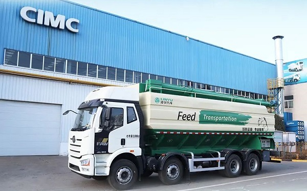 凌宇散裝飼料運(yùn)輸車特點(diǎn)介紹！