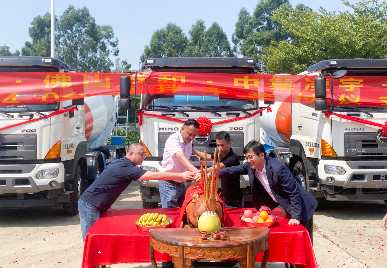 喜氣洋洋共相聚，40臺凌宇攪拌車交付大客戶！