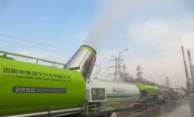 午夜奔馳突然著火 凌宇“消防車(chē)”緊急救援